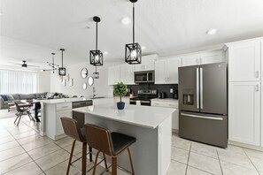 Fridge, microwave, oven, stovetop - Elegant 2BR in Storey Lake, Top Location (Kissimmee)