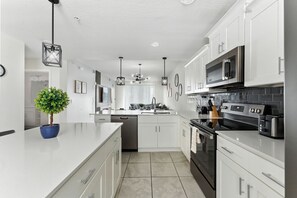 Fridge, microwave, oven, stovetop - Elegant 2BR in Storey Lake, Top Location (Kissimmee)