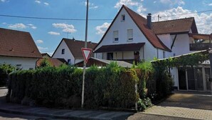 A residential street with houses, a yield sign, and a street lamp. - 3-room 95sqm holiday apartment Casa Antico 2 (Steinheim an der Murr)