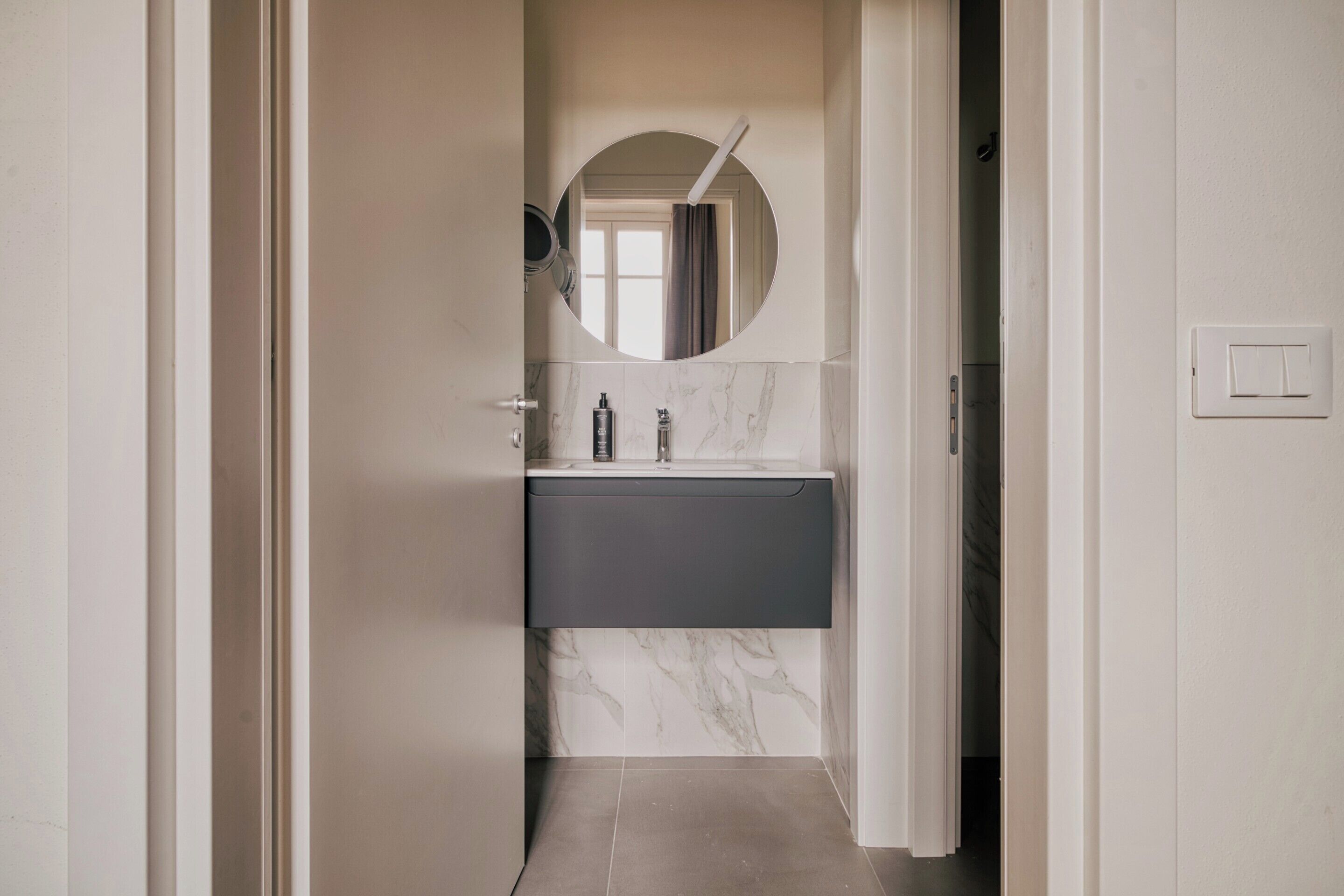 Studio with sofa bed | Badezimmer