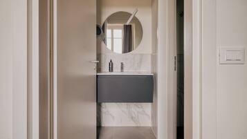 Studio with sofa bed | Badezimmer