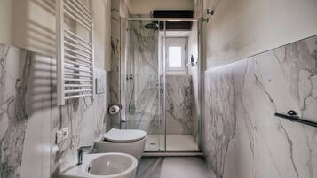 Two Bedroom Apartment with sofa bed | Badezimmer