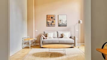 Interior One Bedroom Apt with Sofa Bed | Wohnbereich