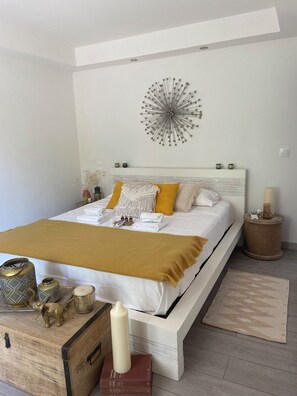 Room - Superb beach villa with pool 50 m from the sea - exceptional location (Antibes)