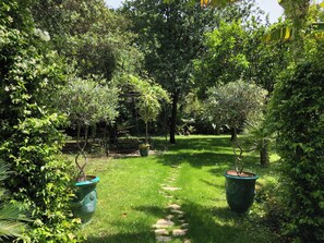 Property grounds - Superb beach villa with pool 50 m from the sea - exceptional location (Antibes)