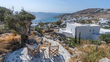 Une vue sur la côte, avec des bâtiments blancs, un paysage rocheux et un ciel dégagé.