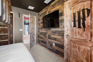 5 bedrooms, desk, iron/ironing board, bed sheets - Chic Family Home, Mario Bros, Harry Potter & Pool (Four Corners)