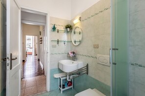 Family Apartment, Multiple Bedrooms, Sea Facing (Amiadò) | Bilik Mandi | Pancuran mandi, pengering rambut, bidet, tuala disediakan 