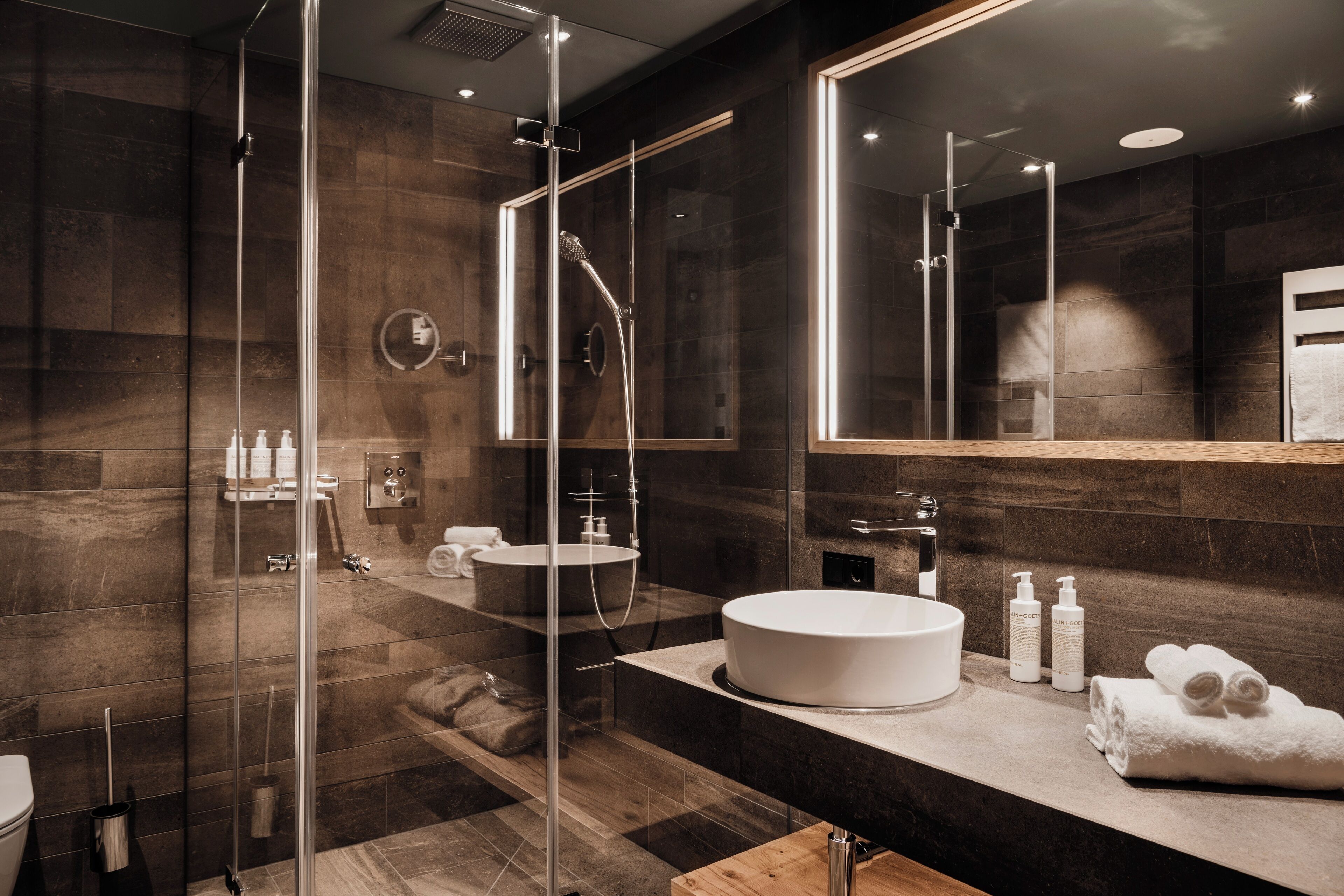 Deluxe-Doppelzimmer, Bergblick | Badezimmer | Dusche, Haartrockner, Hausschuhe, Handtücher