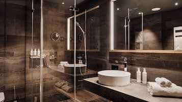 Deluxe-Doppelzimmer, Bergblick | Badezimmer | Dusche, Haartrockner, Hausschuhe, Handtücher