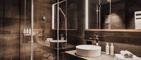 Quarto casal luxo, vista para a montanha | Banheiro | Chuveiro, secador de cabelo, chinelos, toalhas de banho