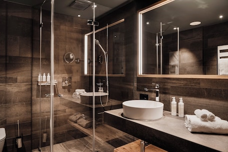 Deluxe Double Room, Mountain View | Bathroom. Berghotel Kleiner Biber