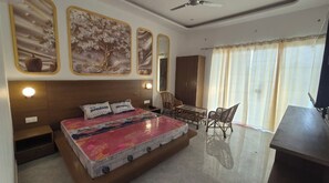 Quarto casal básico, sacada, vista para a montanha