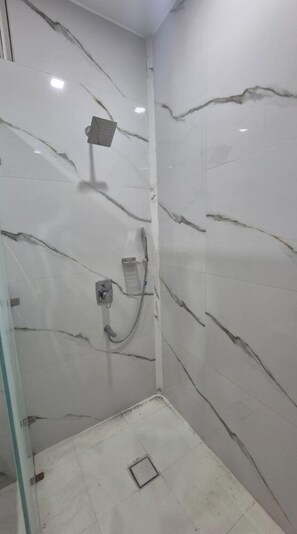 Quarto casal básico, sacada, vista para a montanha | Banheiro