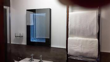 Dobbeltrom – deluxe, hageutsikt | Bad