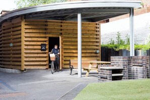 Outdoor dining - Student Only Bronze Ensuite Lower Level Highbury (Greater London)
