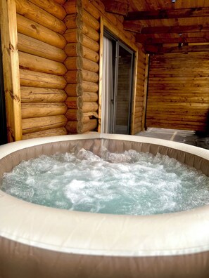 Luxury Bungalow, Mountain View | Private spa tub - Homma Aparan (Tsaghkashen)