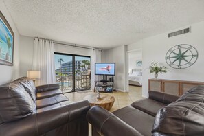 2 bedrooms, iron/ironing board, travel cot, free WiFi - Oceanfront- Pool- Direct Beach -Access (Cape Canaveral)
