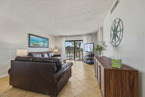 Smart TV - Oceanfront- Pool- Direct Beach -Access (Cape Canaveral)
