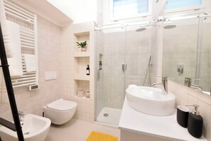 Shower, hair dryer, bidet, towels - Cozy loft, in the heart of Isola and a stone's throw from Bosco Verticale (Milano)