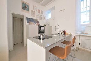 Een koelkast, een oven, een kookplaat, een vaatwasser