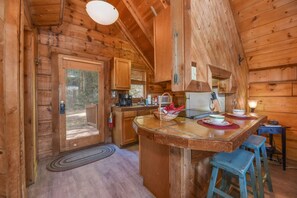 Fridge, microwave, oven, stovetop - Cute Studio Cabin  Views  Private  Hot Tub  Relax (Sevierville)
