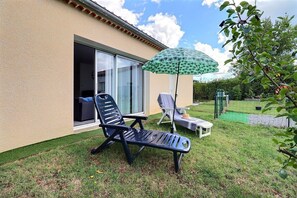 Terrace/patio - Close to river! Cosy house with garden. PRM-accessible. Pets allowed (Chauzon)