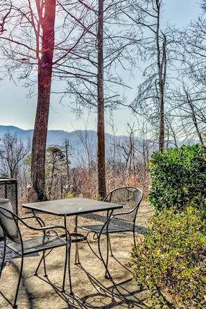 Outdoor dining - Amazing Views  Hot Tub Pool Table Fireplace Relax (Gatlinburg)