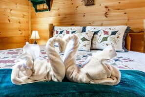 Desk, iron/ironing board, free WiFi, bed sheets - Amazing Views  Hot Tub Pool Table Fireplace Relax (Gatlinburg)