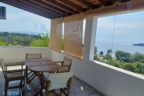 Outdoor dining - villa kavourakia Apartment - Sea View (4CRX+VJ Skiathos, Greece)