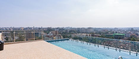 حمّام سباحة خارجي، حمّام سباحة مُدفَّأ