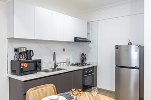 Private kitchen - Marina Bay 1 bed pool & gym Westlands (Westlands Nairobi)