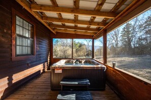 Interior - Beautiful View  Log cabin Fireplace Hot Tub Arcade Pool Fishing (Sevierville)
