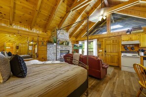 Desk, iron/ironing board, free WiFi, bed sheets - Location  Cute Studio Log Cabin Hot Tub Fireplace (Pigeon Forge)