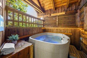 Outdoor spa tub - Location  Cute Studio Log Cabin Hot Tub Fireplace (Pigeon Forge)