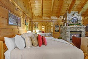 Interior - Location  Cute Studio Log Cabin Hot Tub Fireplace (Pigeon Forge)