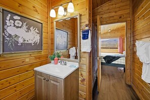 Desk, iron/ironing board, free WiFi, bed sheets - Great View  Location  Studio Log Cabin  Hot Tub (Gatlinburg)