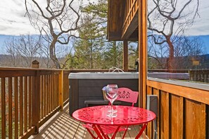 Outdoor spa tub - Great View  Location  Studio Log Cabin  Hot Tub (Gatlinburg)