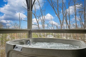 Outdoor spa tub - New Build  Hot Tub  Fireplace (Pigeon Forge)