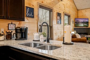 Interior - New Build  Hot Tub  Fireplace (Pigeon Forge)