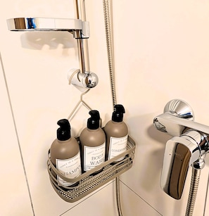 Doccia, asciugacapelli, asciugamani, sapone