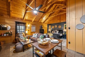 Desk, iron/ironing board, free WiFi, bed sheets - Location-Quiet-HotTub-Fireplace (Pigeon Forge)