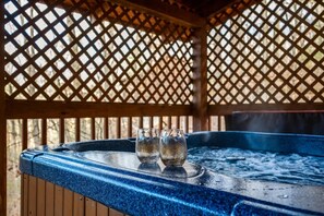 Outdoor spa tub - Location-Quiet-HotTub-Fireplace (Pigeon Forge)