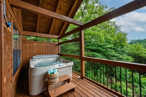 Outdoor spa tub - View-Location-Hot Tub-Pool Table-3 Fireplaces (Sevierville)