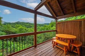 Outdoor dining - View-Location-Hot Tub-Pool Table-3 Fireplaces (Sevierville)