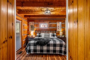 Desk, iron/ironing board, free WiFi, bed sheets - Quiet-Hot Tub-Fireplace-Honeymoon-Hiking-Relax (Sevierville)