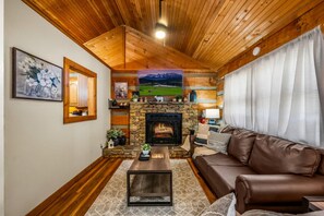 TV, fireplace, offices - Quiet-Hot Tub-Fireplace-Honeymoon-Hiking-Relax (Sevierville)
