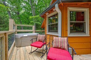Terrace/patio - Secluded Cabin in the Woods-Hot Tub-Quiet-Fireplace-Honeymoon (Sevierville)