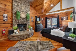 Desk, iron/ironing board, travel cot, free WiFi - Hot Tub  Location  Cozy Studio Log Cabin Fireplace (Gatlinburg)