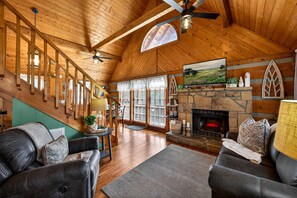 TV, fireplace, video games, offices - Hot Tub Arcade Fireplace Honeymoon Hiking Fun (Sevierville)